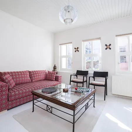 Newly-renovated 1 *