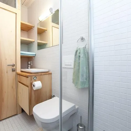 Newly-renovated 1 アパート *