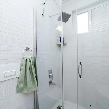 Newly-renovated 1 *