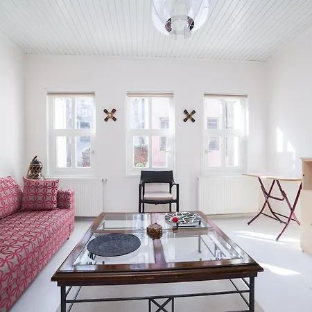 Newly-renovated 1 Apartment *